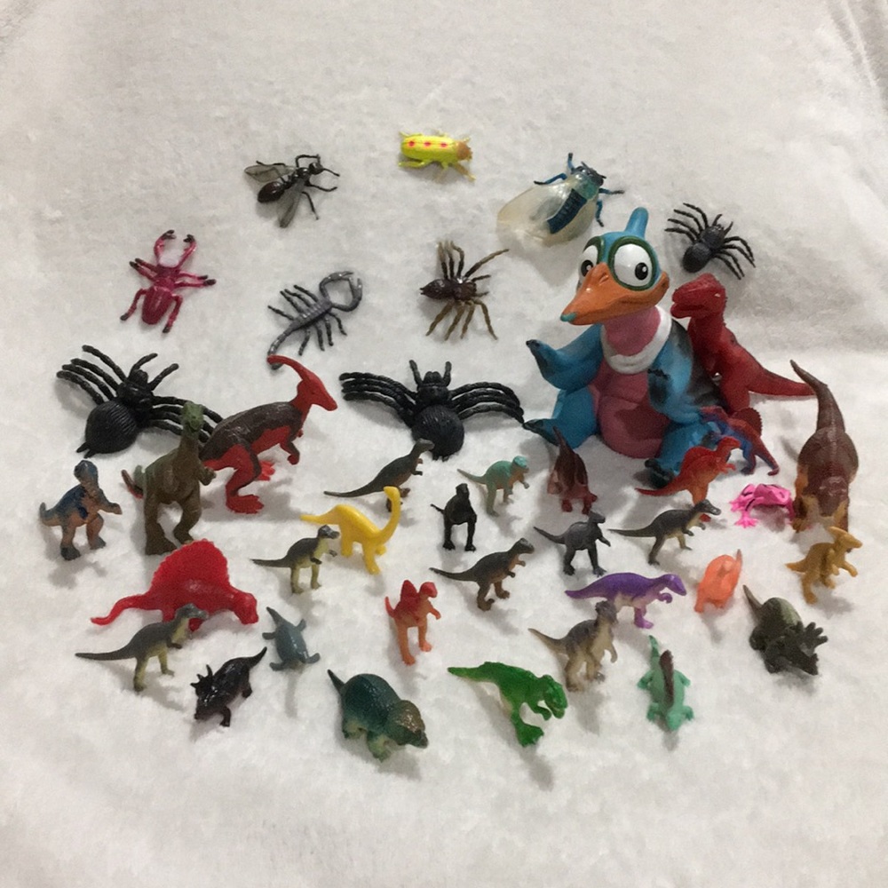 ❣️38PC  DINOSAURS❣️ COLLECTION AND BUGS FIGURINES LOT .